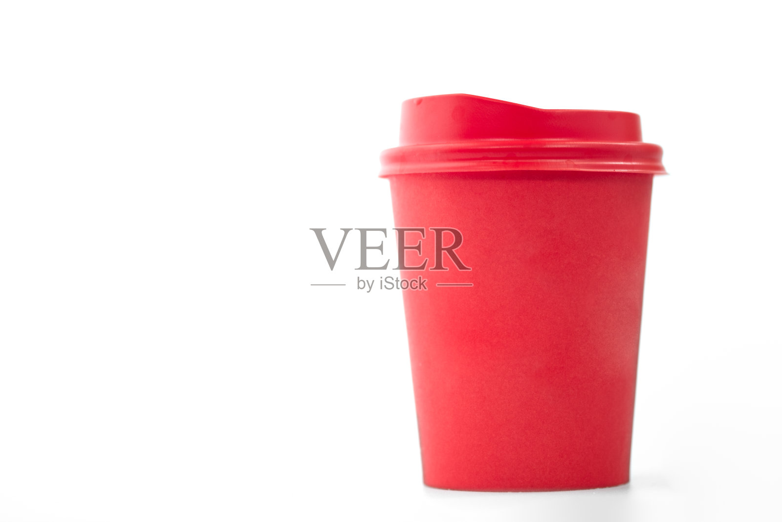 白色背景上的红色纸杯咖啡或茶照片摄影图片