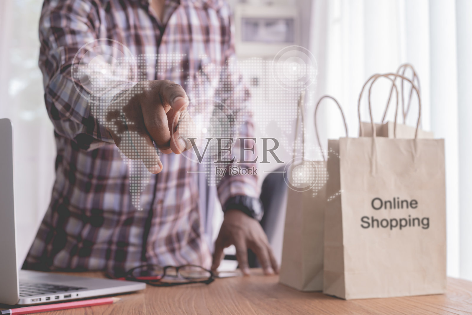 与商人握手的办公桌。照片摄影图片