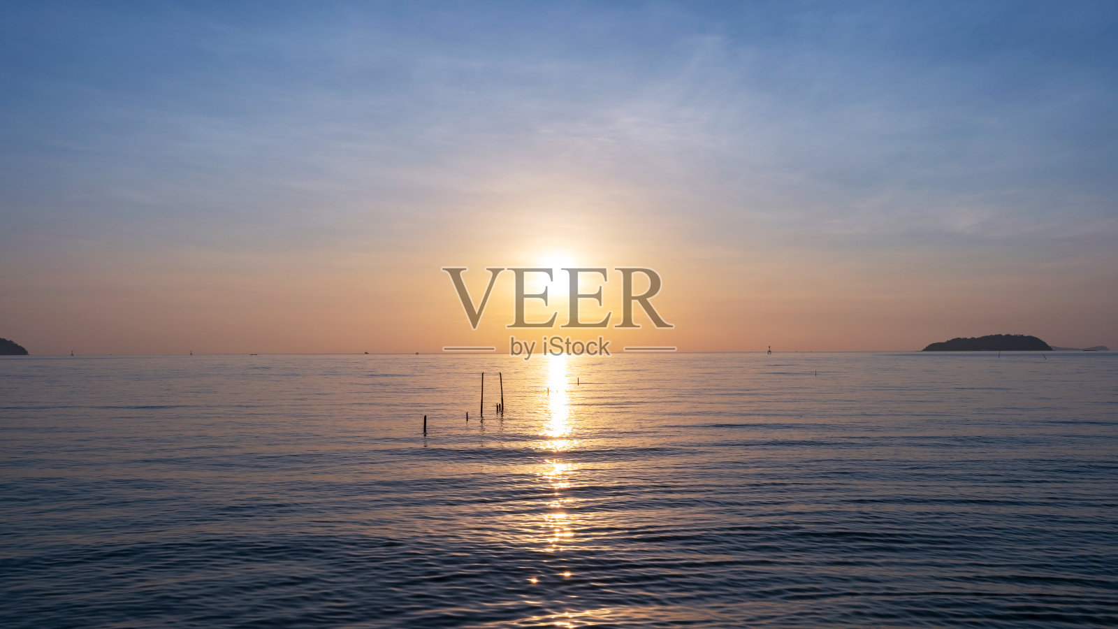 长曝光图像的戏剧性的天空，海景，日出或日落风景视图美丽的光自然背景。照片摄影图片