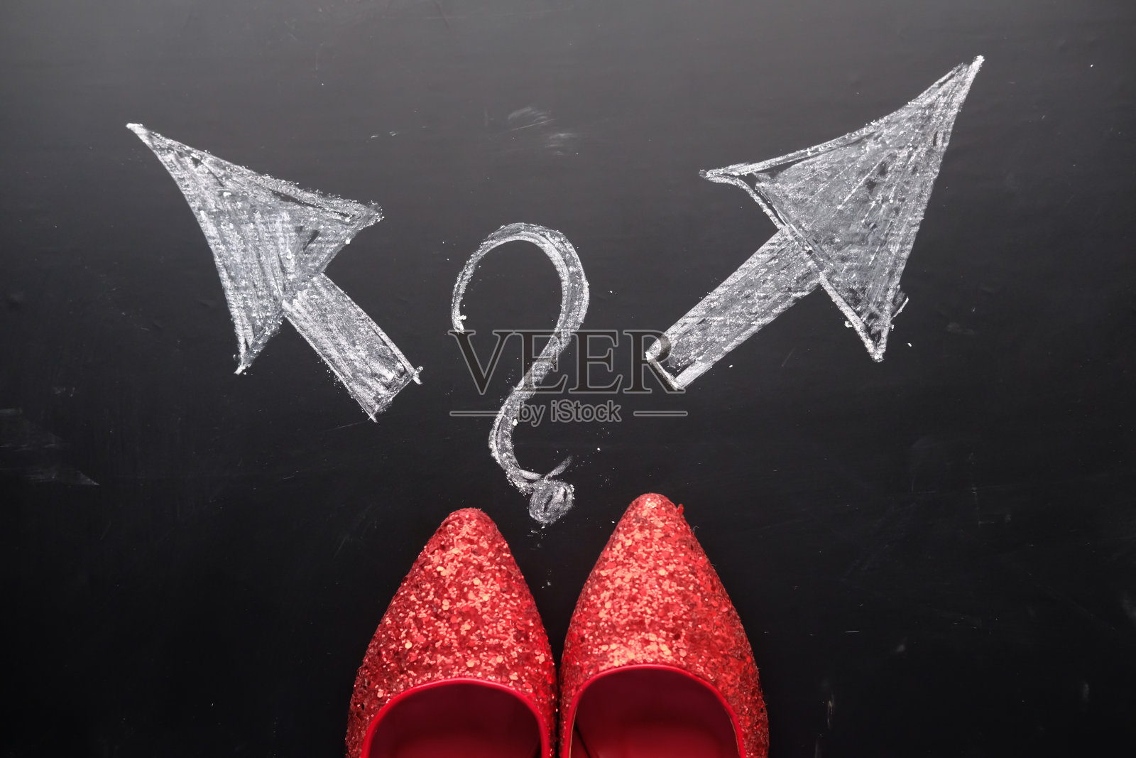 鞋子和箭头在沥青地上指向不同的方向照片摄影图片