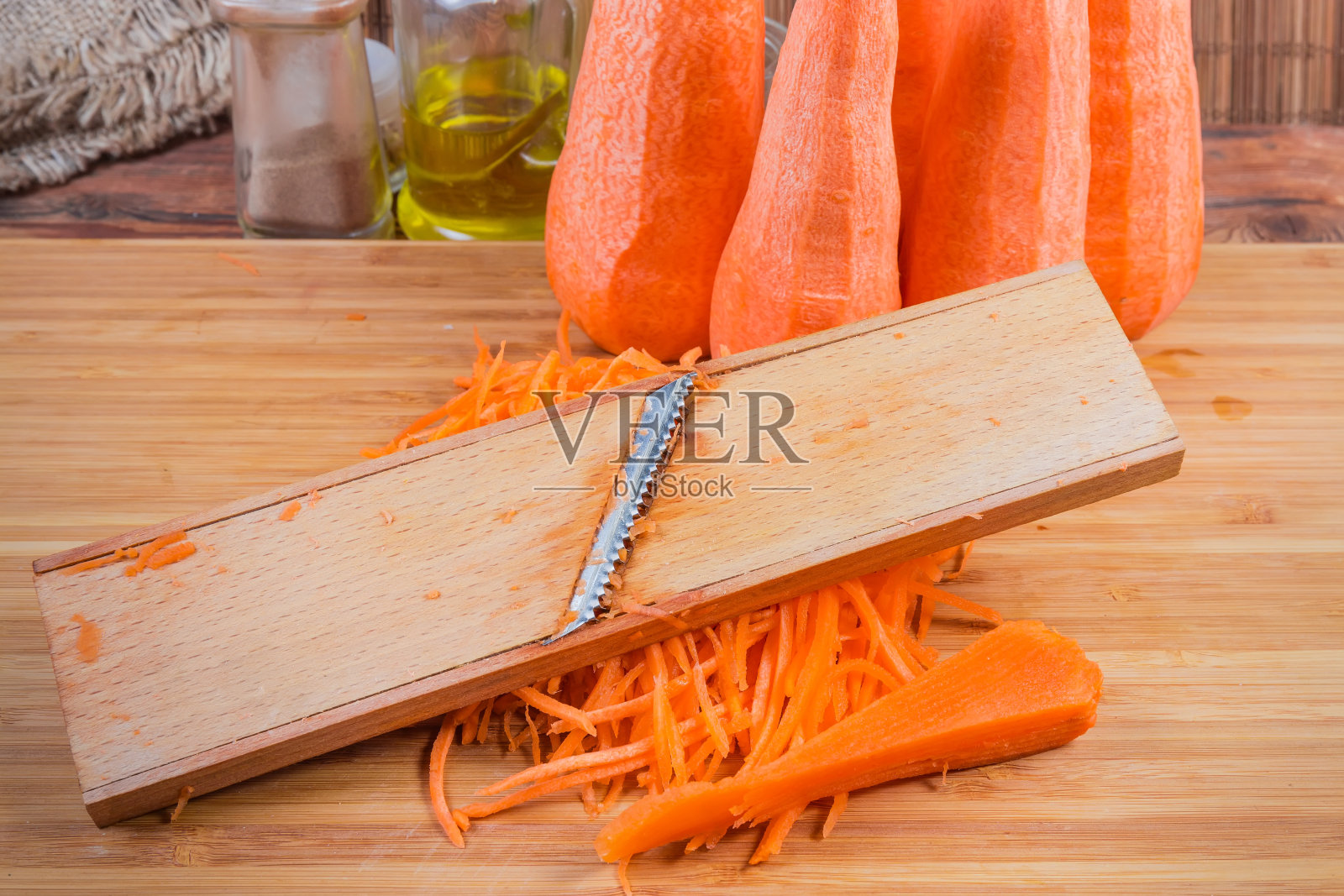 把磨碎的胡萝卜堆在一起照片摄影图片