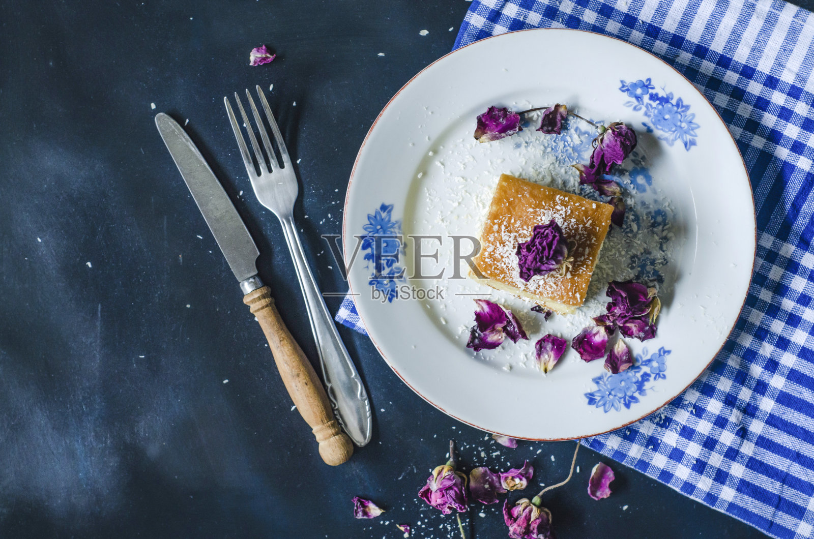 切片蛋糕上正宗的盘子照片摄影图片