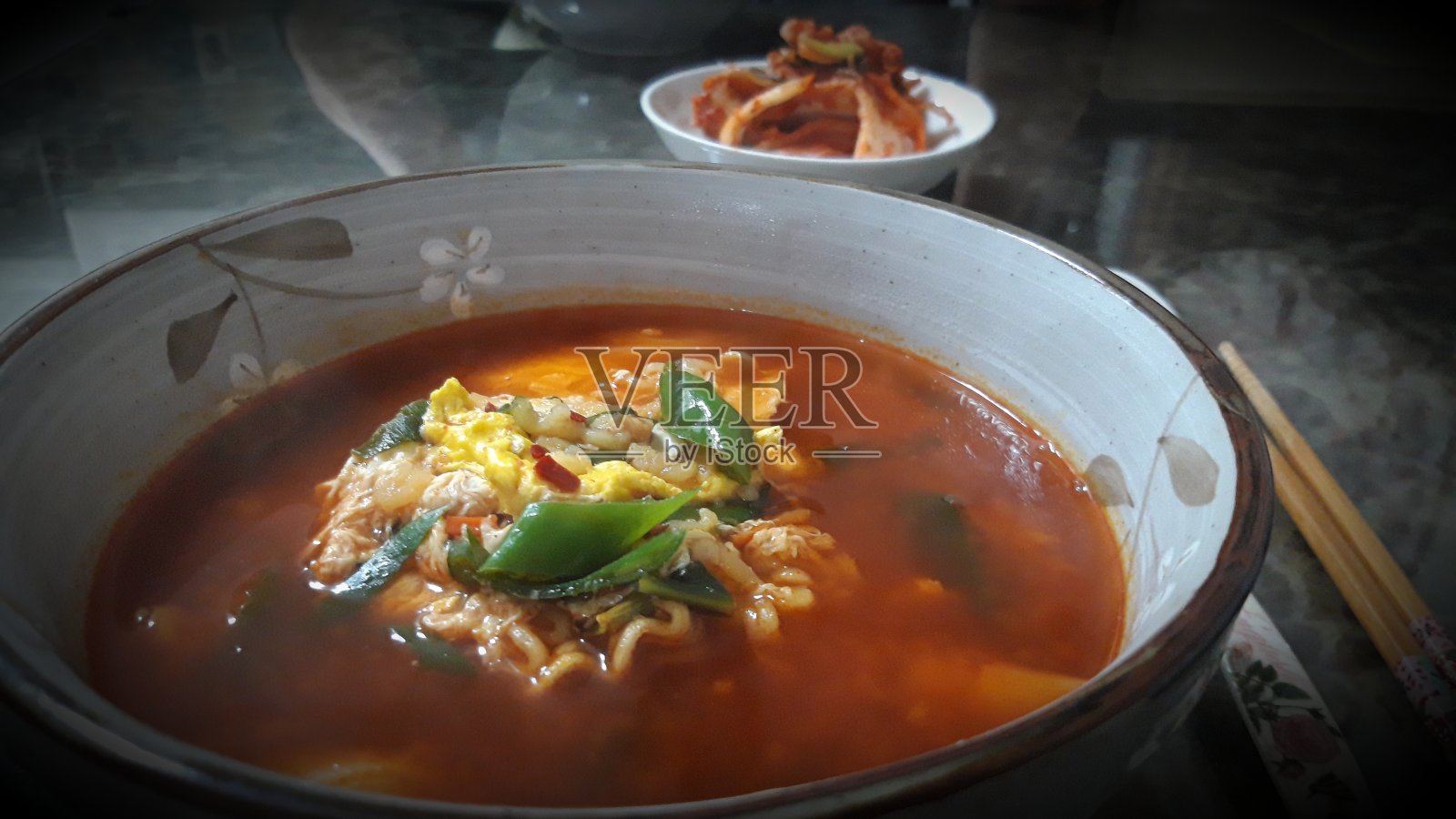 方便面作为夜宵吃照片摄影图片