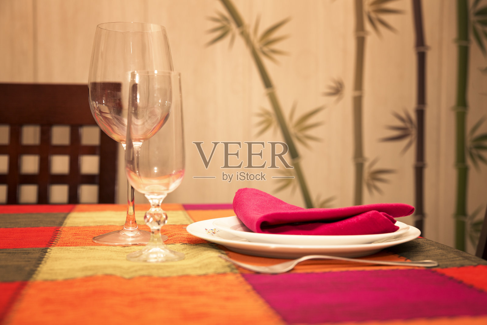 极简餐桌设置服务为一个人在五颜六色的桌布上照片摄影图片