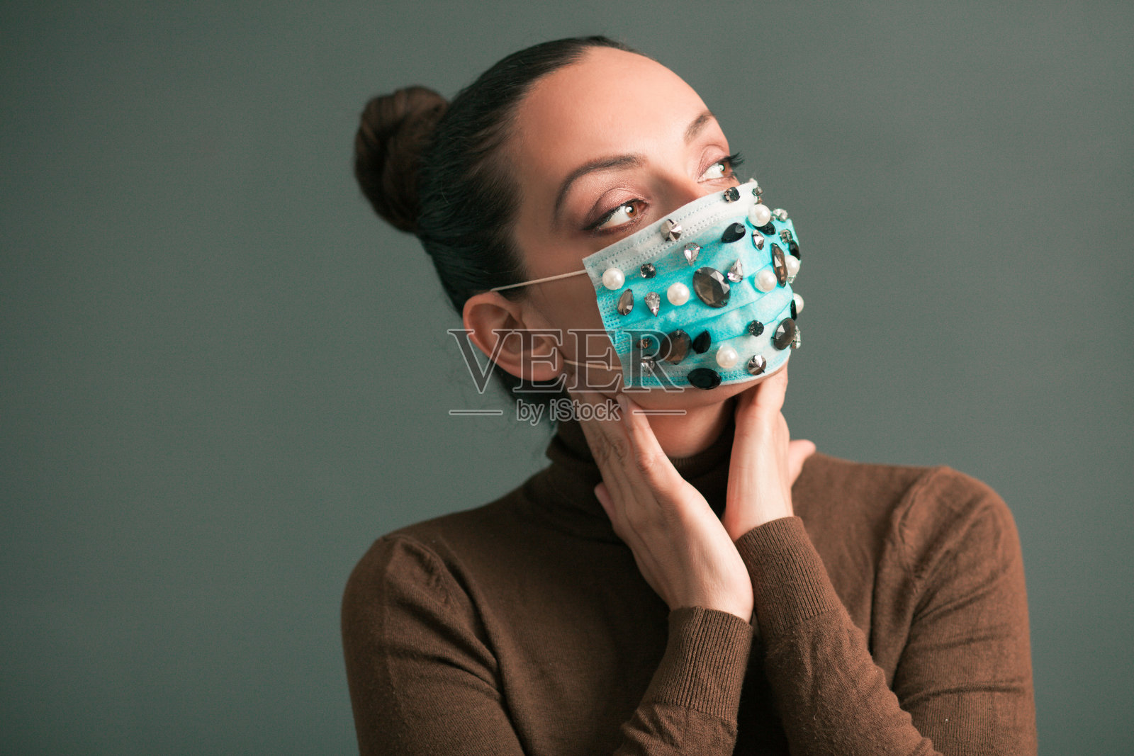 戴时尚珍珠医用防护口罩的女人照片摄影图片