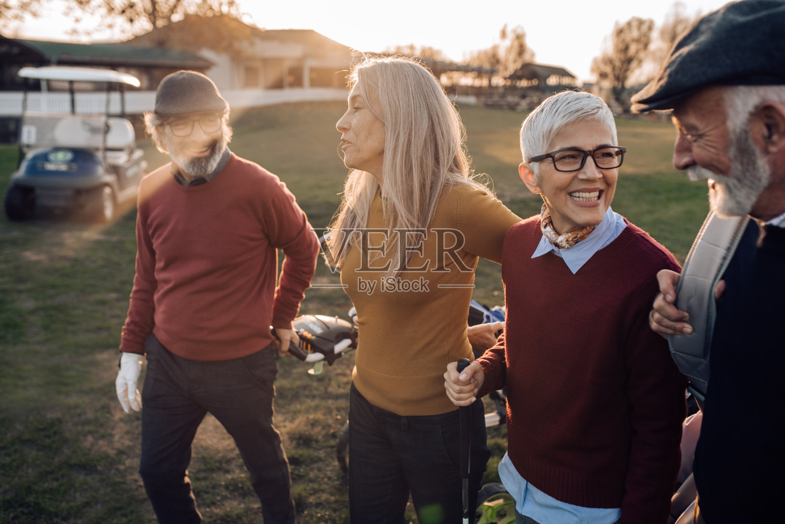 老朋友们在周末练习高尔夫照片摄影图片