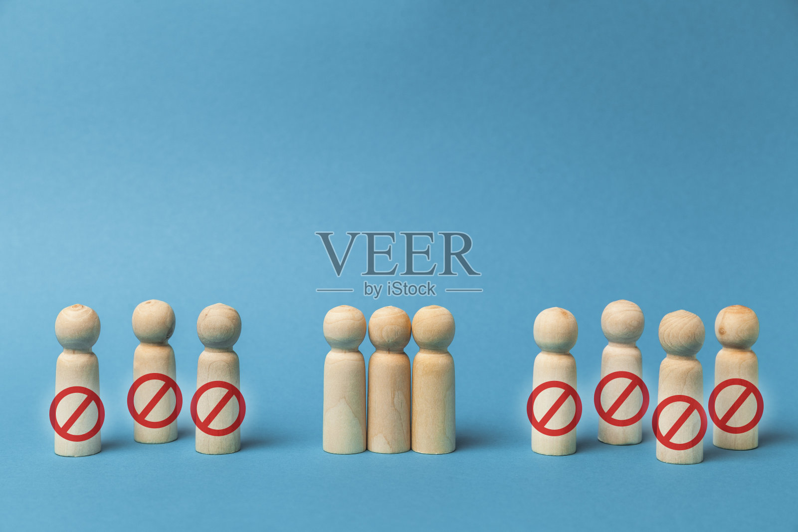 蓝色背景的人，在危机中被解雇的员工。裁员问题照片摄影图片