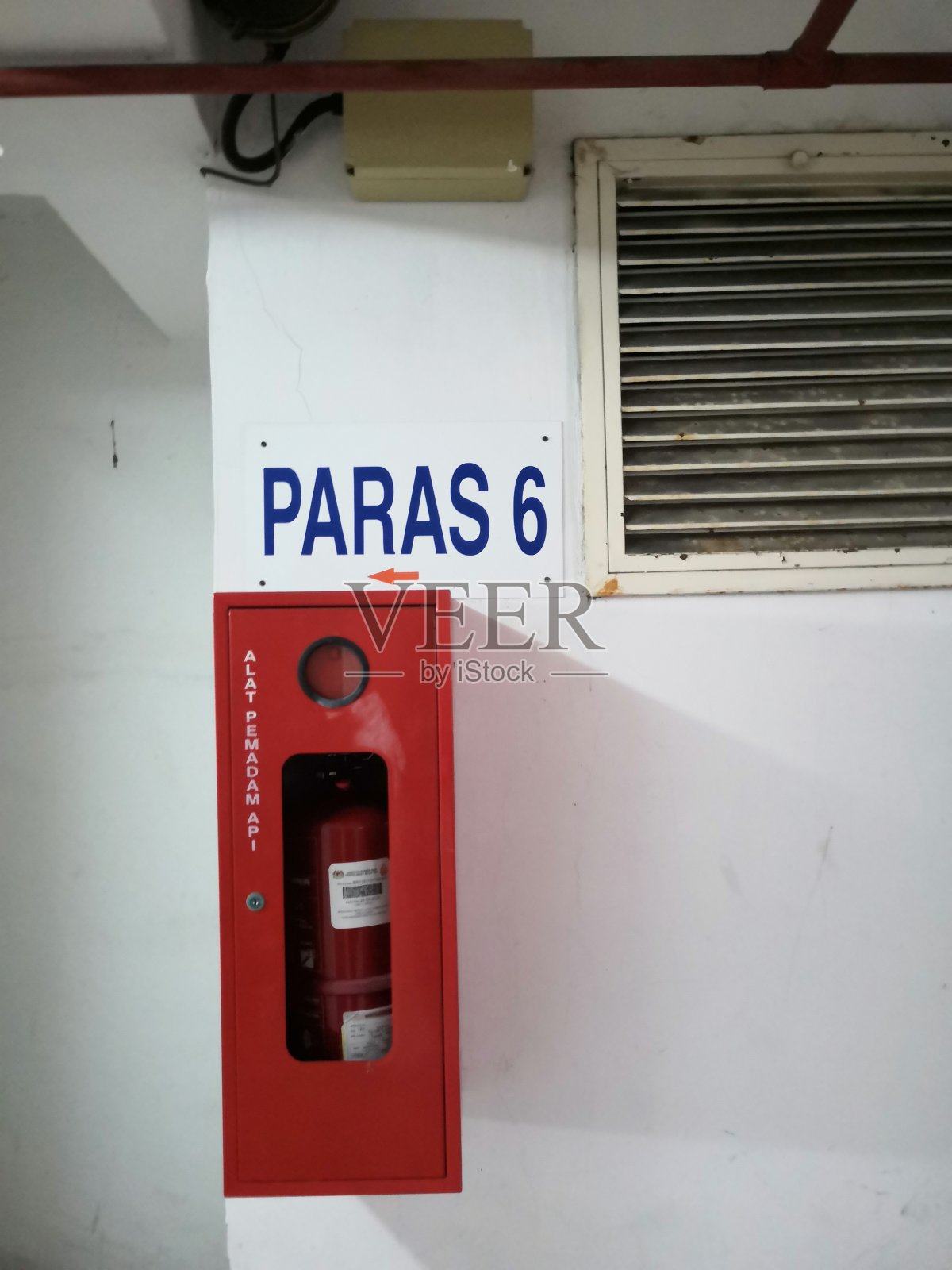 在停车场安装灭火器照片摄影图片