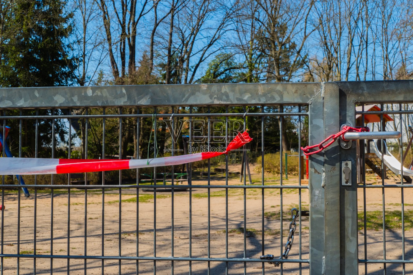 封闭的城市游乐场照片摄影图片