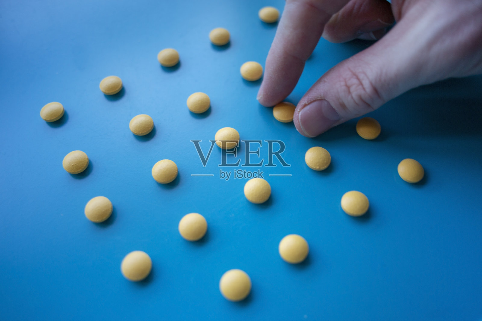 上面有很多五颜六色的药物和药丸照片摄影图片