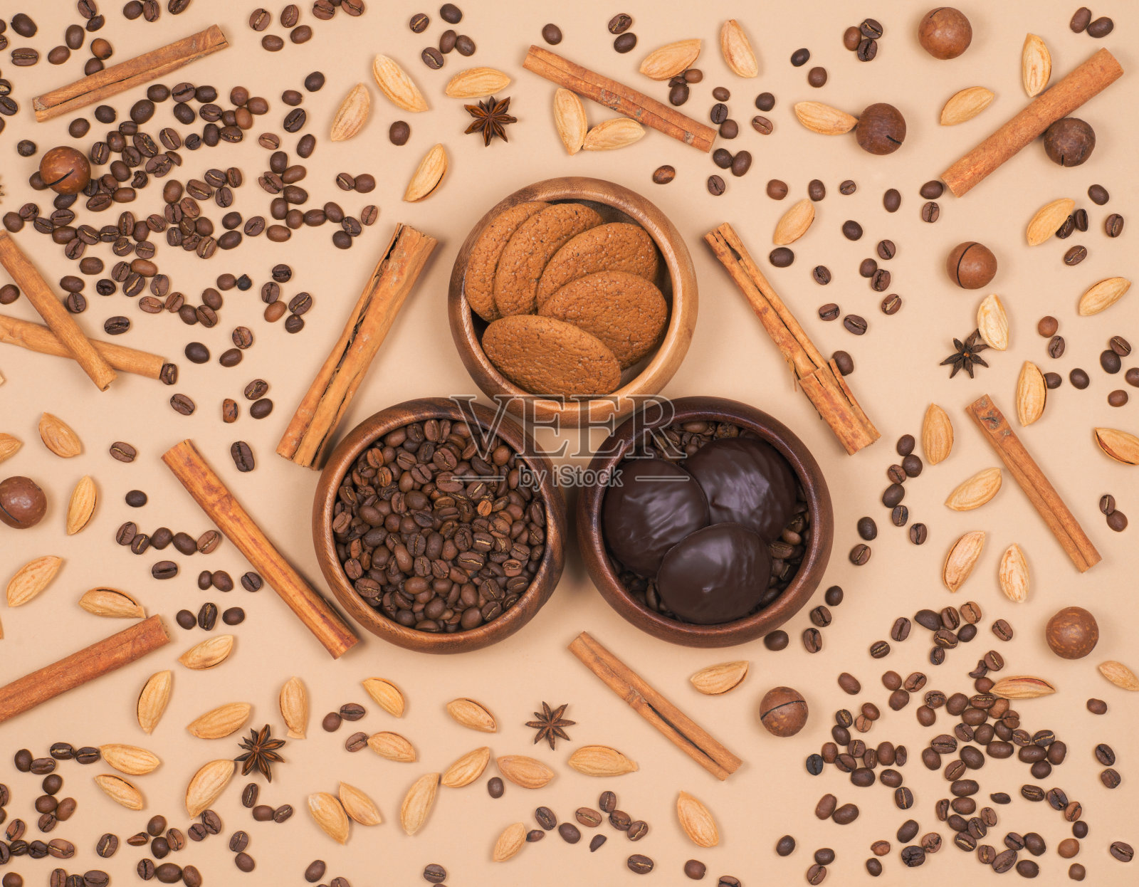 燕麦饼干配咖啡豆，巧克力饼干和香料照片摄影图片