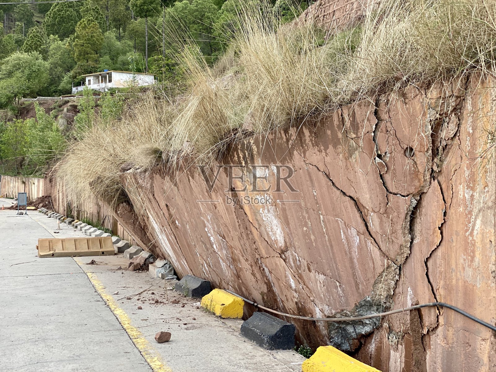 护路墙倒塌照片摄影图片