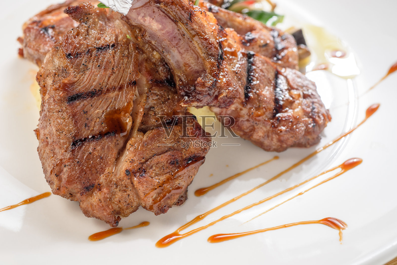 烤T骨牛排配装饰照片摄影图片