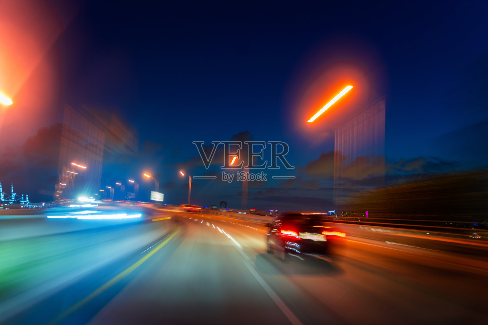 高速公路上行驶的汽车照片摄影图片