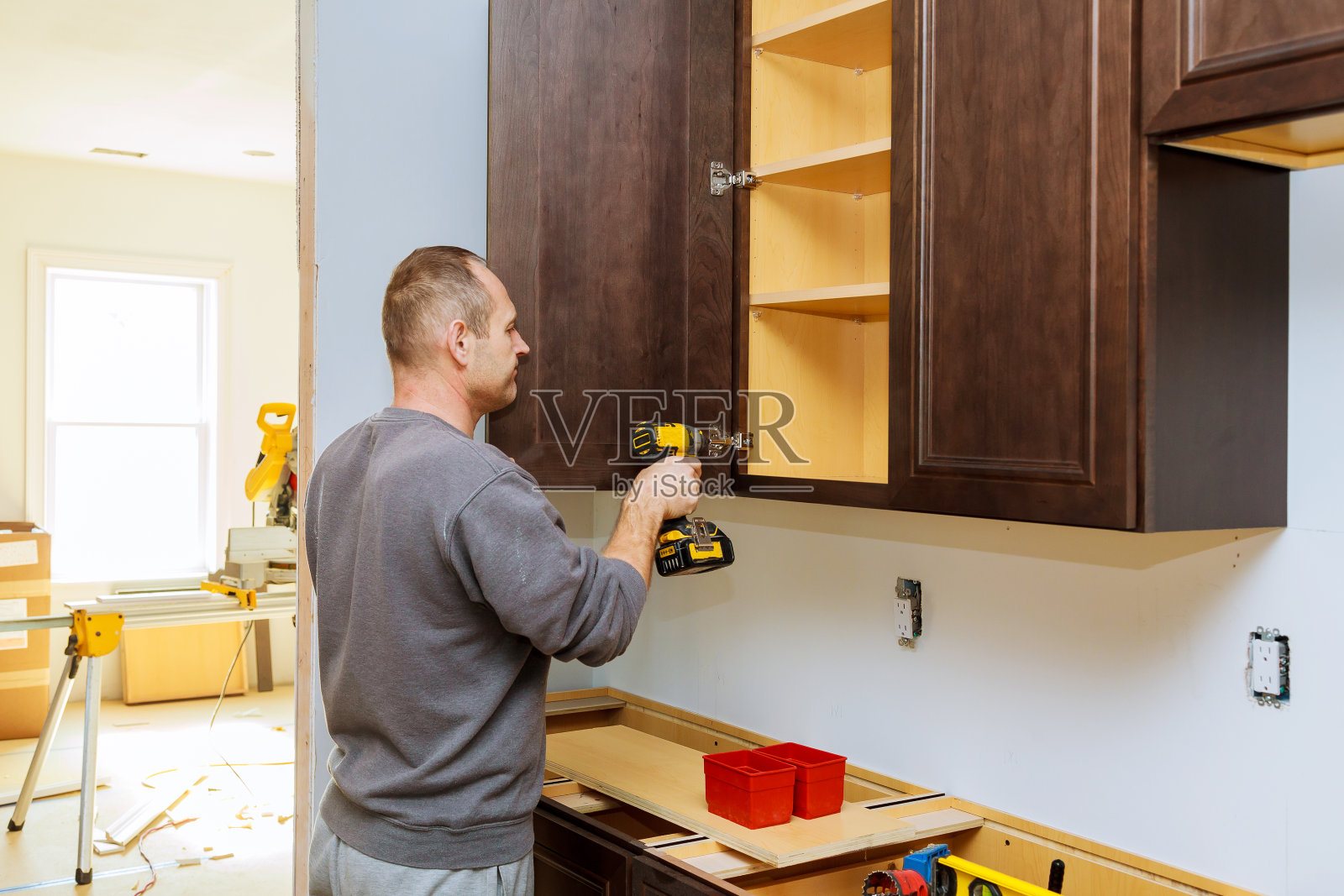 安装在柜门上的家具铰链照片摄影图片