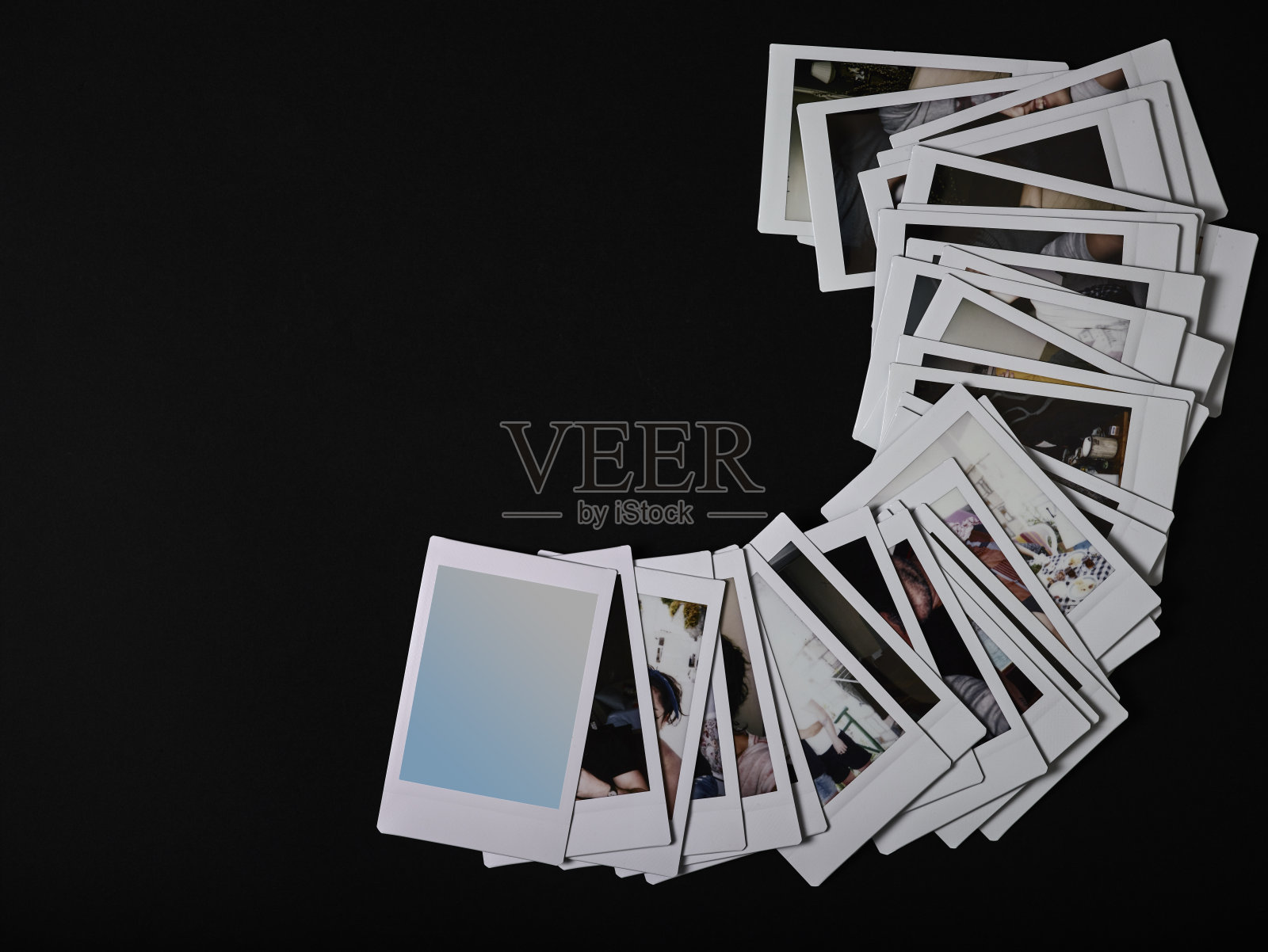 在黑色背景上叠加宝丽来胶片。照片摄影图片