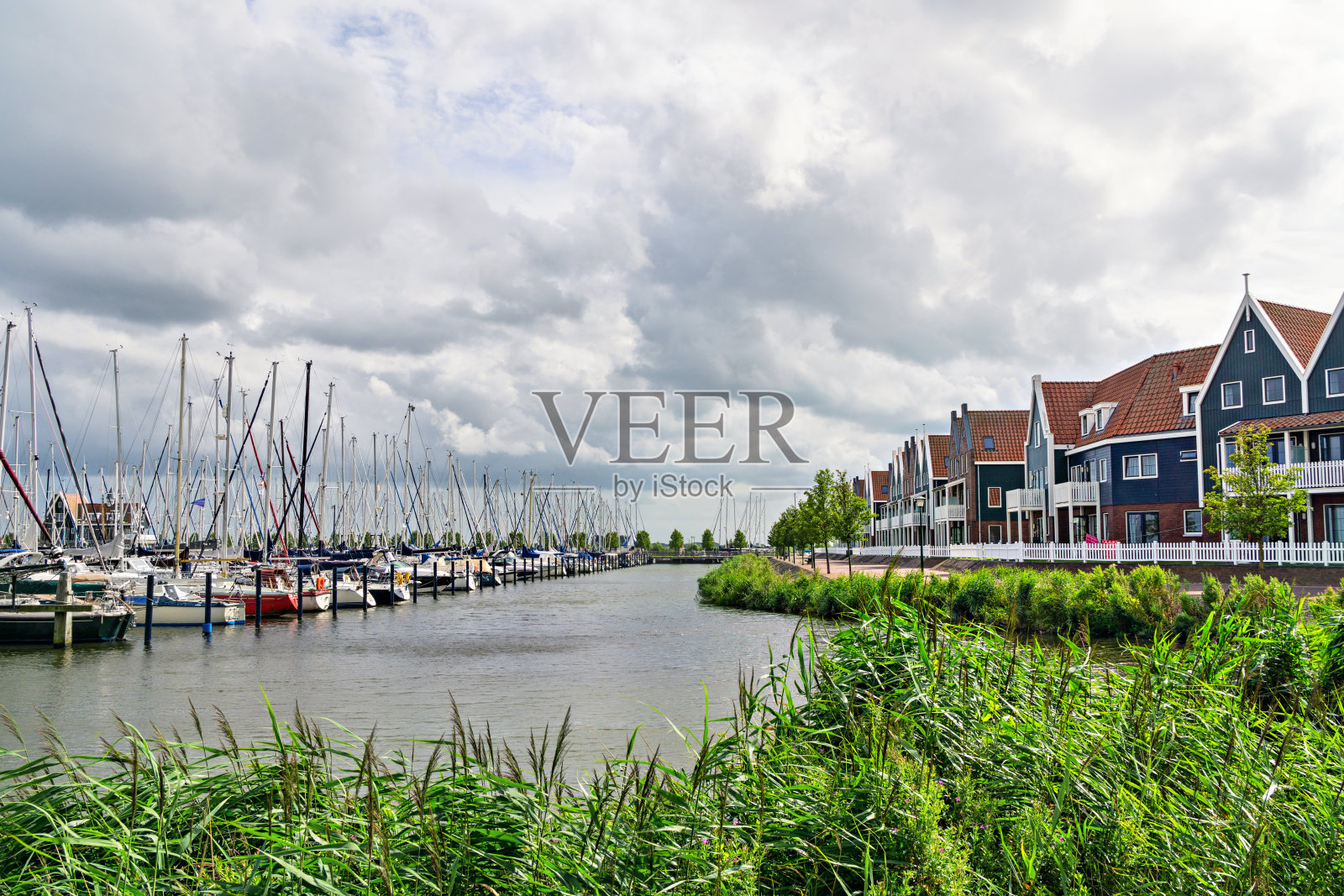 有游艇的港口，北欧小镇的堤岸。照片摄影图片