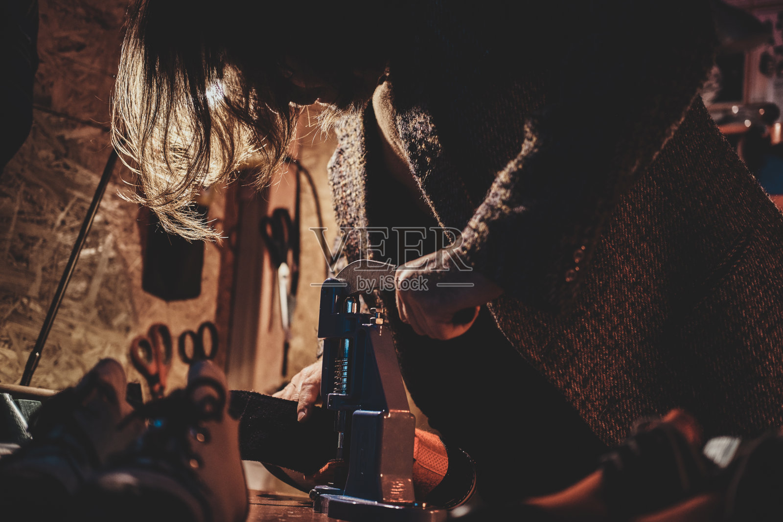 一位年长的设计师正在设计一双鞋照片摄影图片