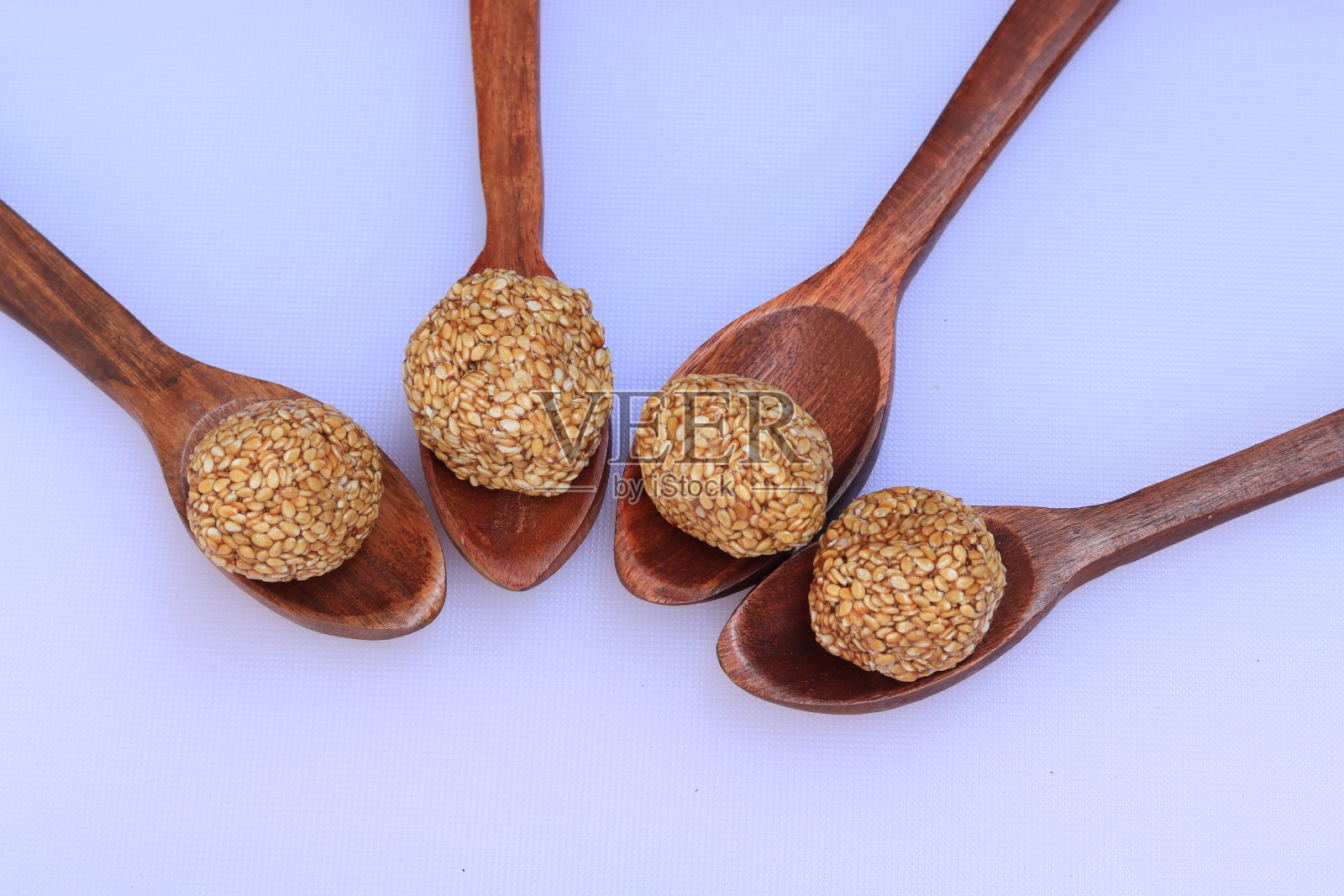 在白色背景上为印度节日Makar Sankranti制作古尔或甜芝麻拉都照片摄影图片