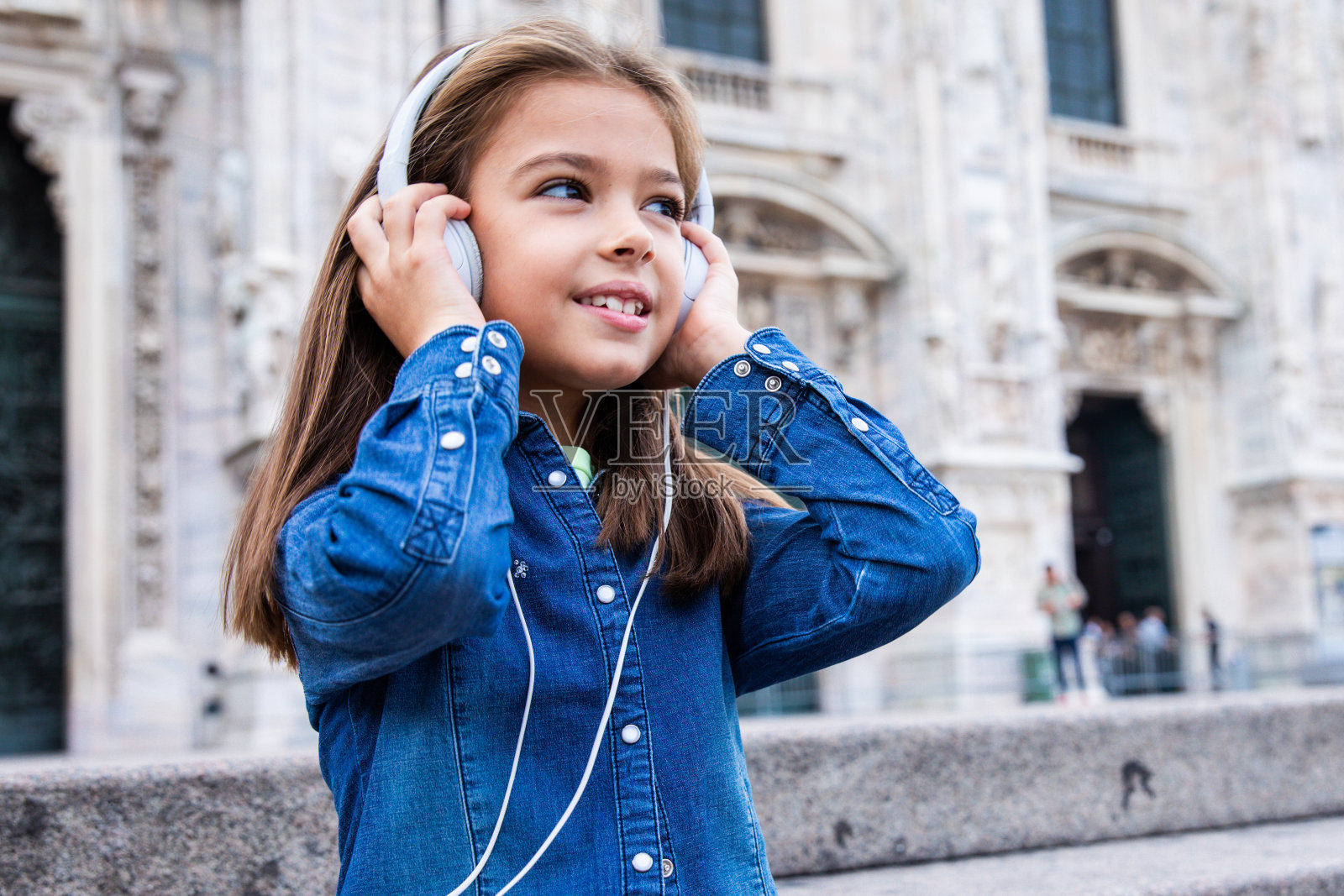 游客可爱的小女孩在大教堂前照片摄影图片