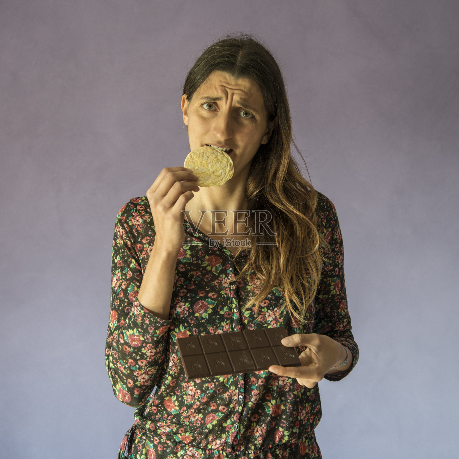 吃巧克力或健康食品的年轻女性照片摄影图片