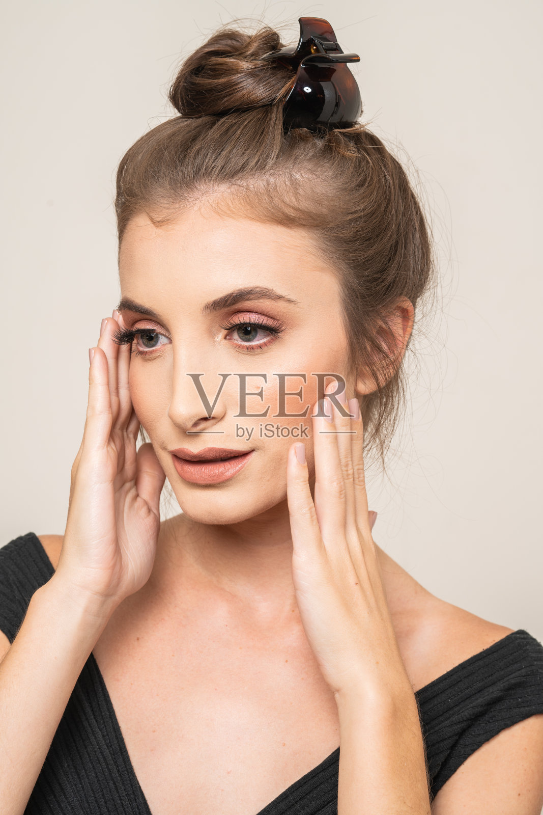 戴发夹的女人照片摄影图片