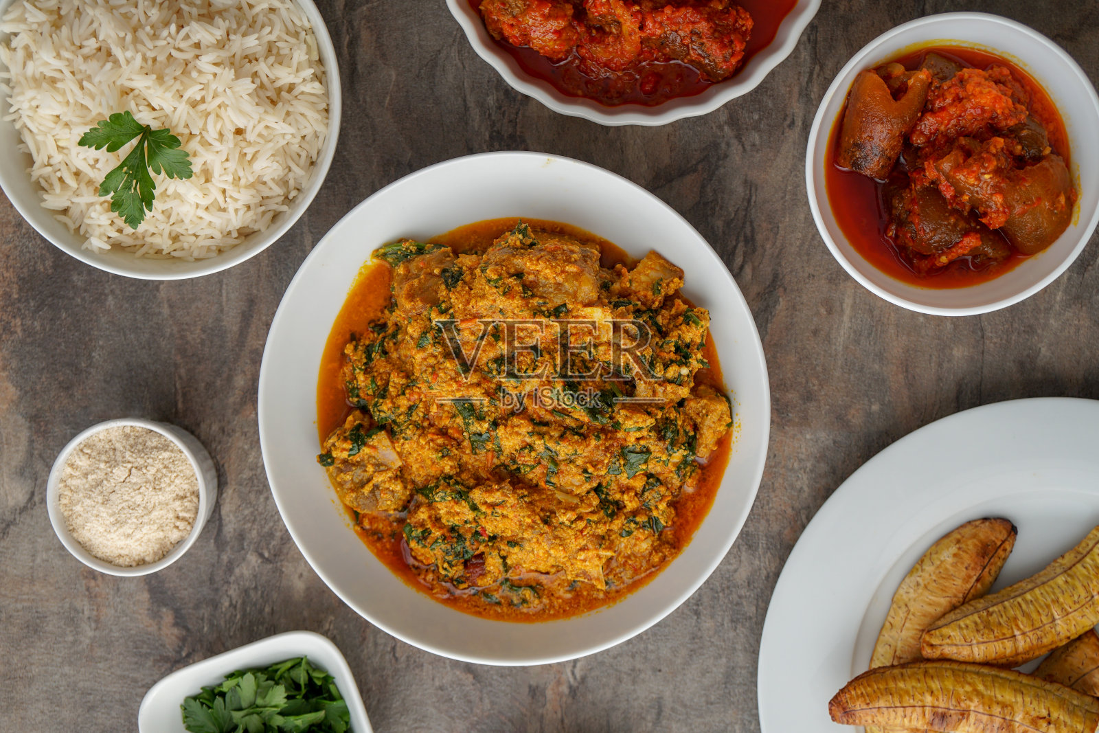 非洲民族美食。尼日利亚烤肉和鸡肉菜肴。照片摄影图片