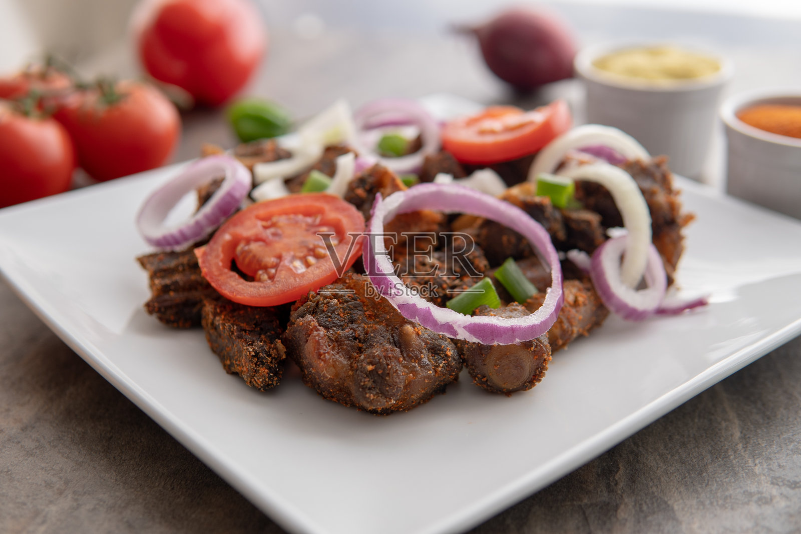 非洲民族美食。尼日利亚烤肉和鸡肉菜肴。照片摄影图片