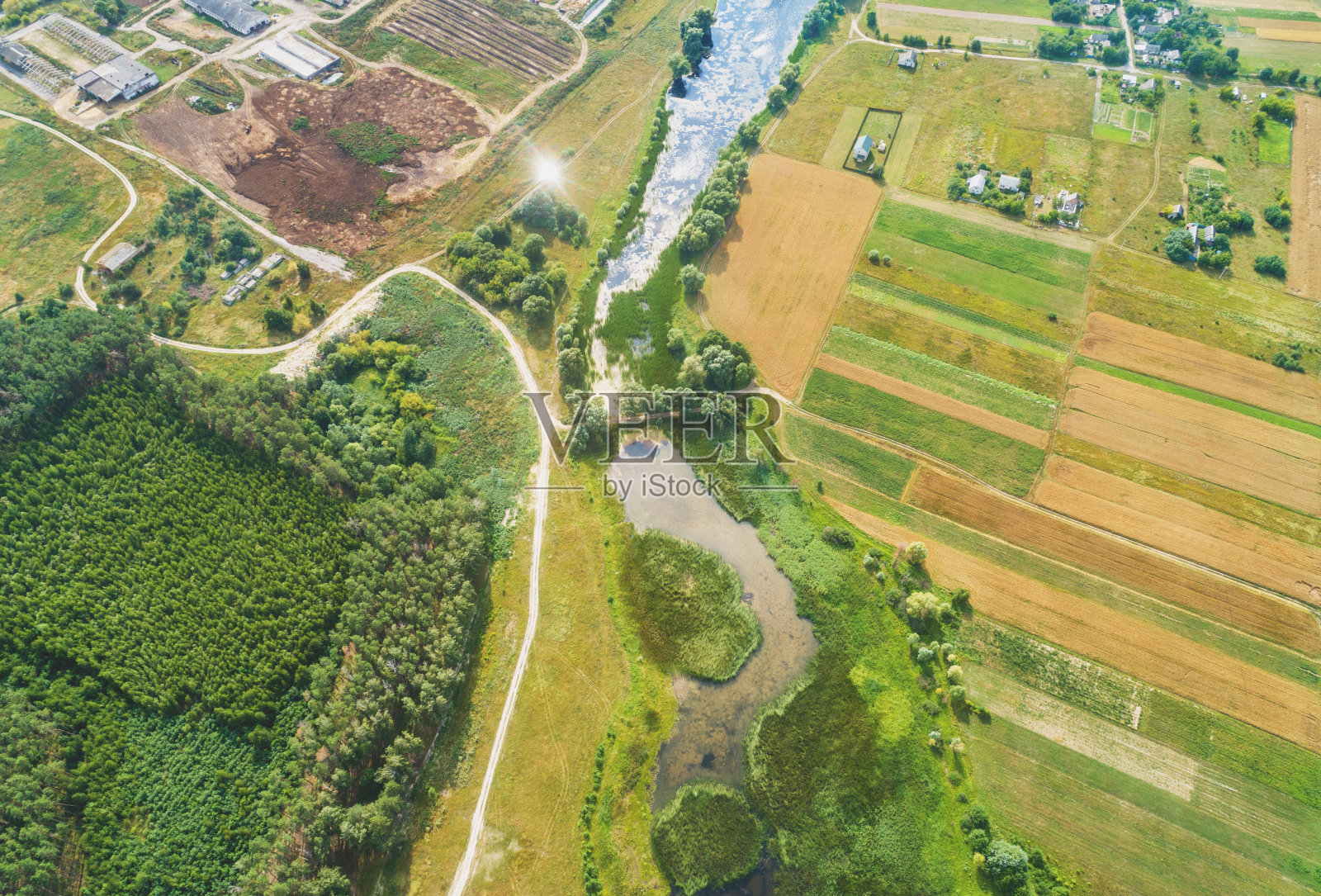 在阳光明媚的日子，俯瞰乡村和河流的全景。夏季照片摄影图片