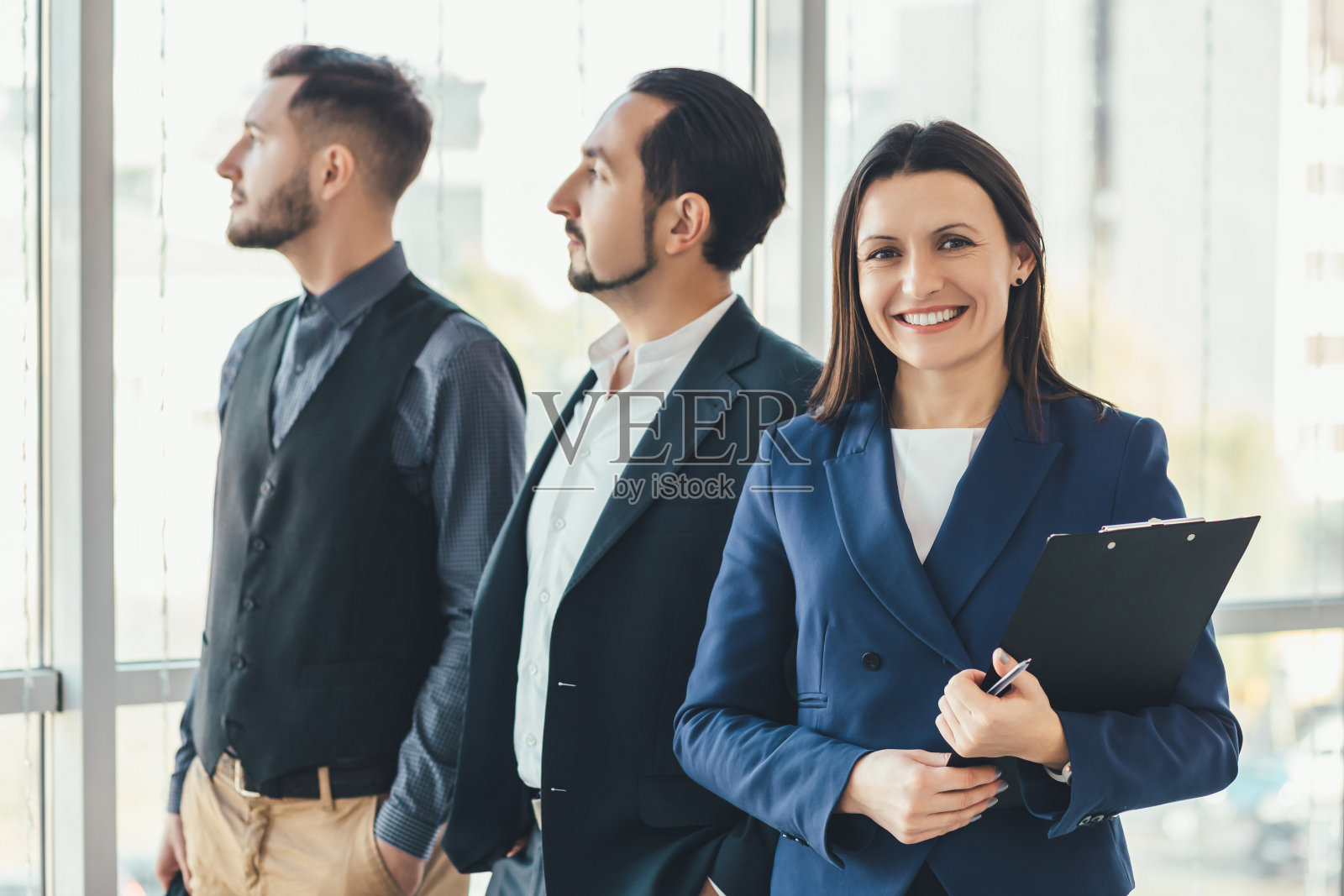 快乐的商务人士肩并肩，微笑着，在这样的团队中享受时光。照片摄影图片