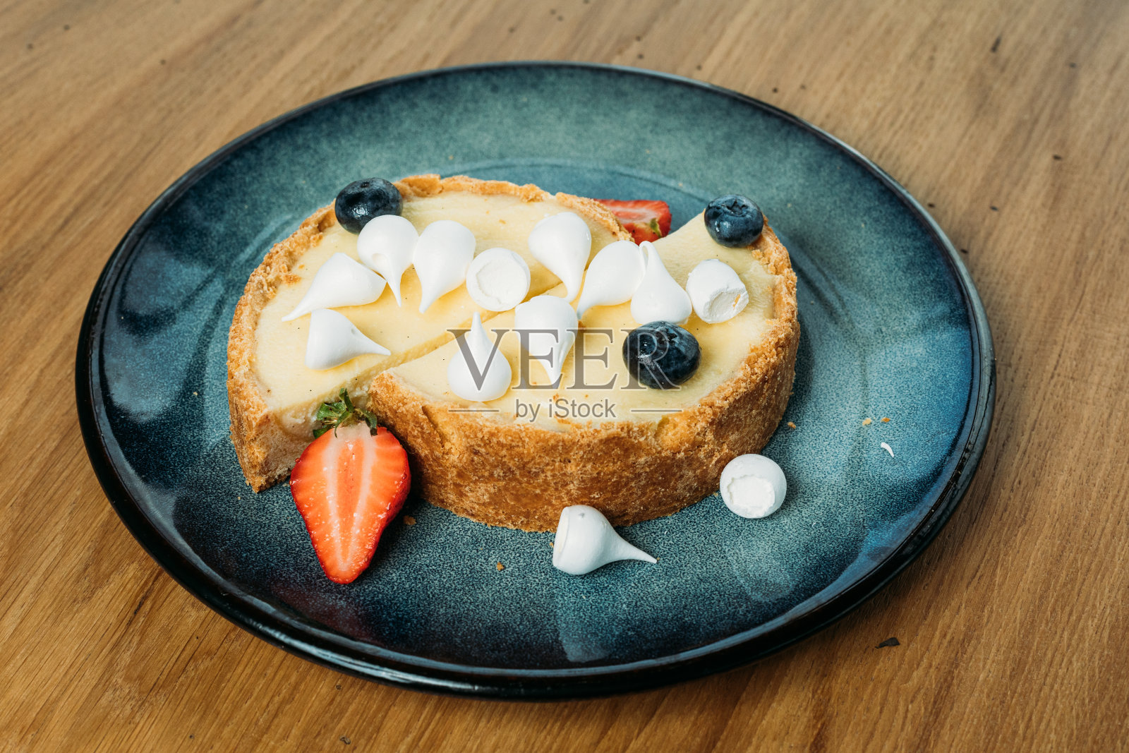 小馅饼，浆果，比才在一个盘子里和咖啡片照片摄影图片