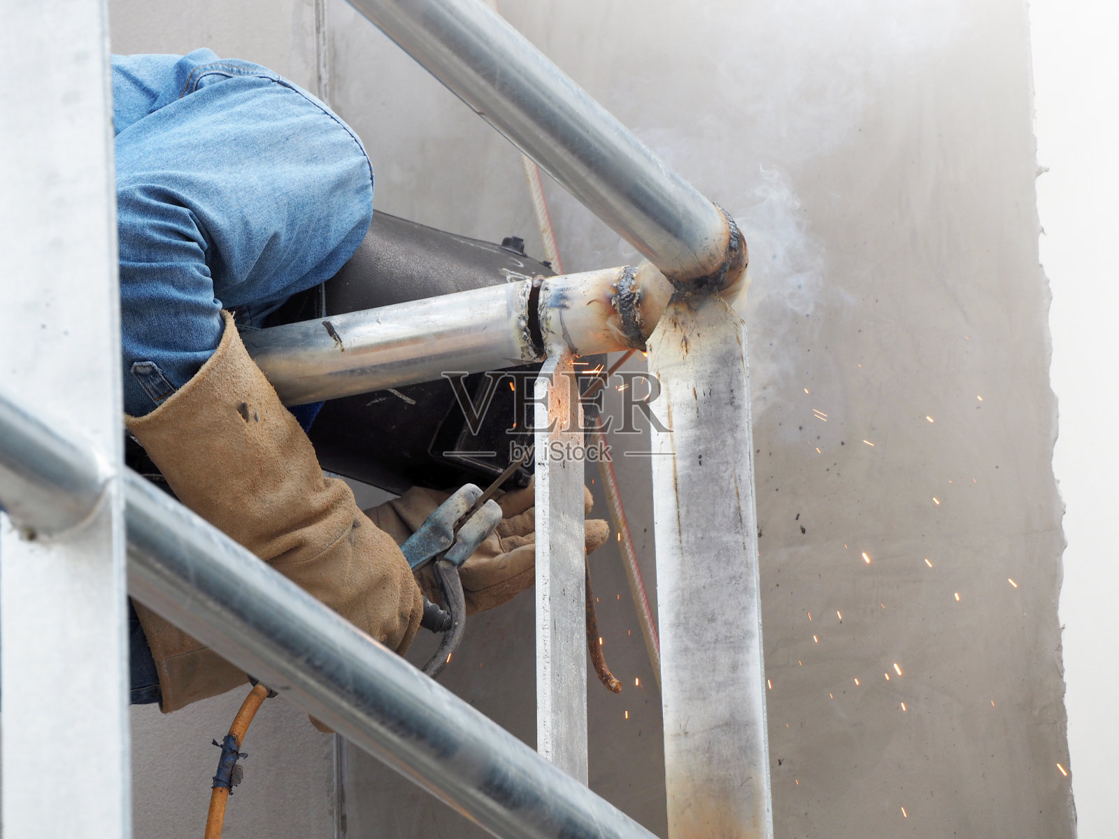 建筑工地的建筑工人照片摄影图片