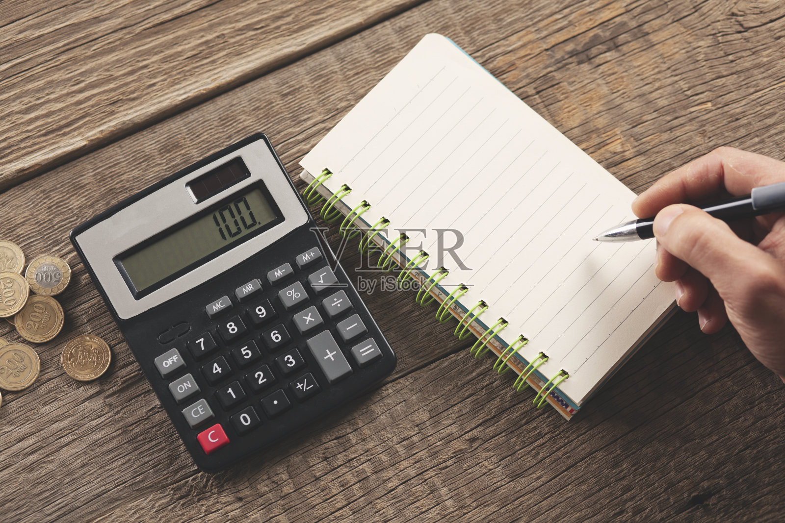 男人的手笔和记事本照片摄影图片