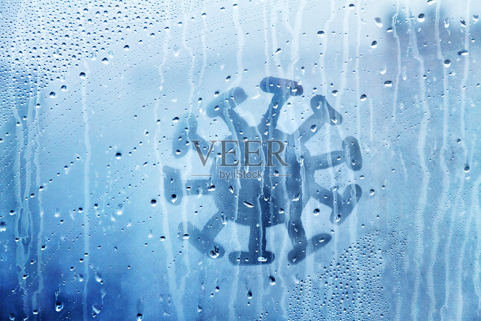 雨滴打湿的蓝色窗户上的冠状病毒分子图：关于自我隔离、冠状病毒、新冠肺炎的概念照片照片摄影图片