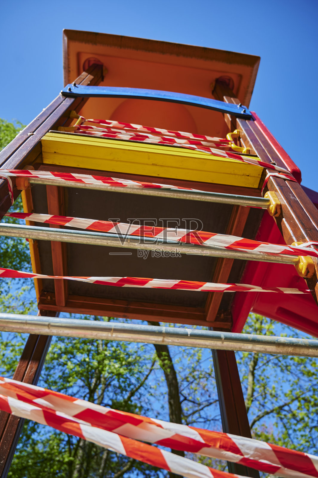 德国柏林的儿童游乐场因Covid-19病毒而关闭。照片摄影图片