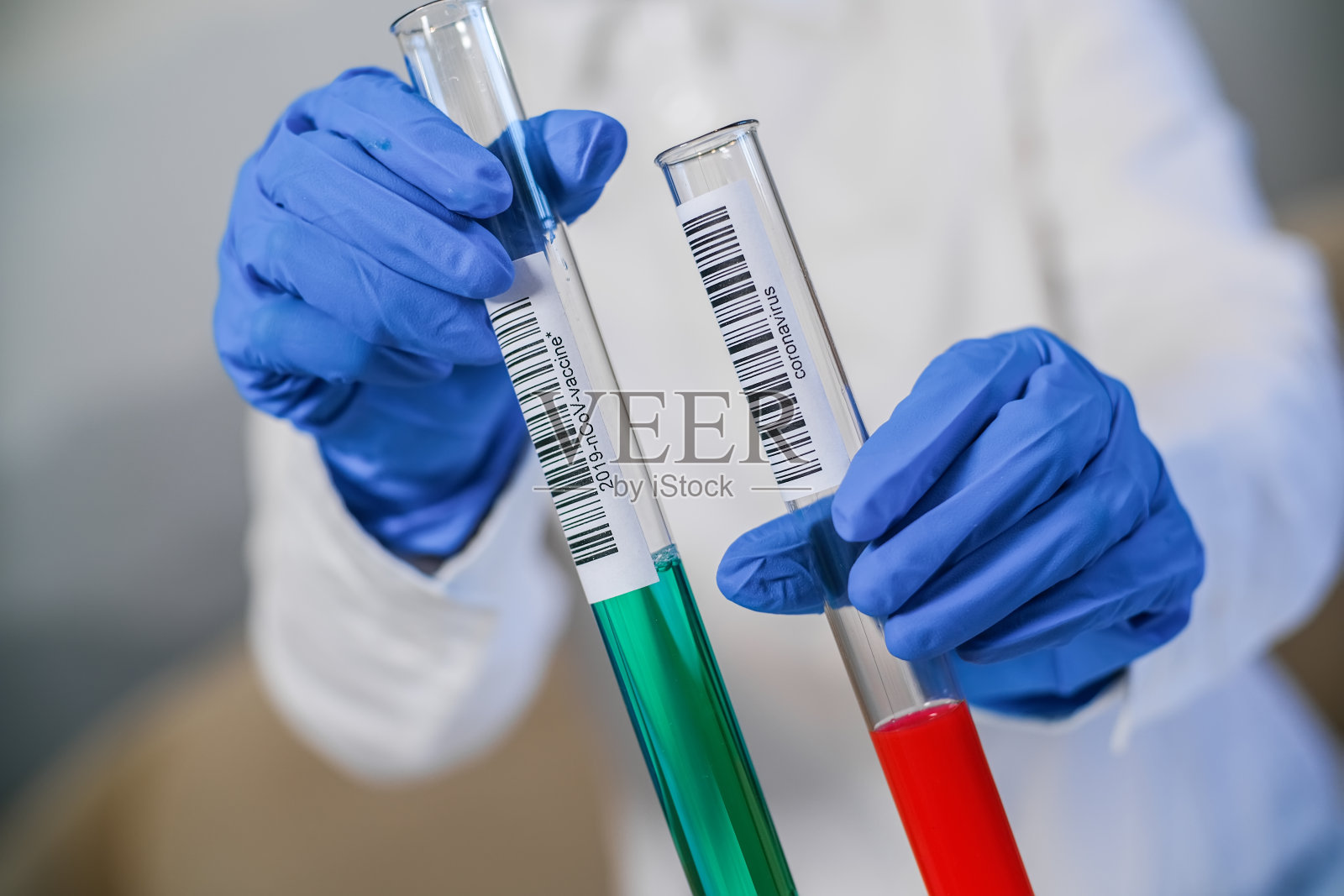 SARS-CoV-2病毒和疫苗，导致COVID-19疾病的冠状病毒，医生手中的试管照片摄影图片