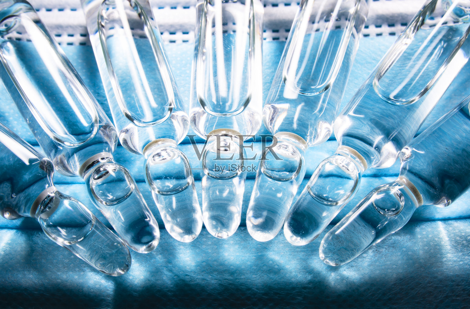 装有药物的安瓿瓶，病毒疫苗照片摄影图片