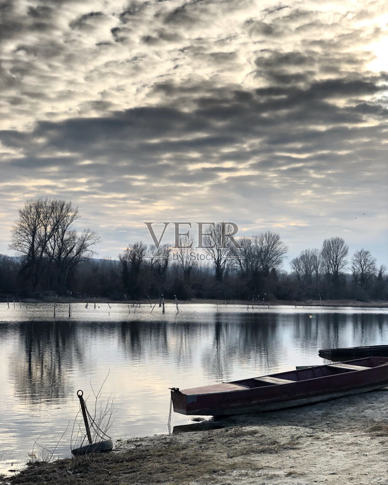 诺维萨德多瑙河岸边的渔船照片摄影图片