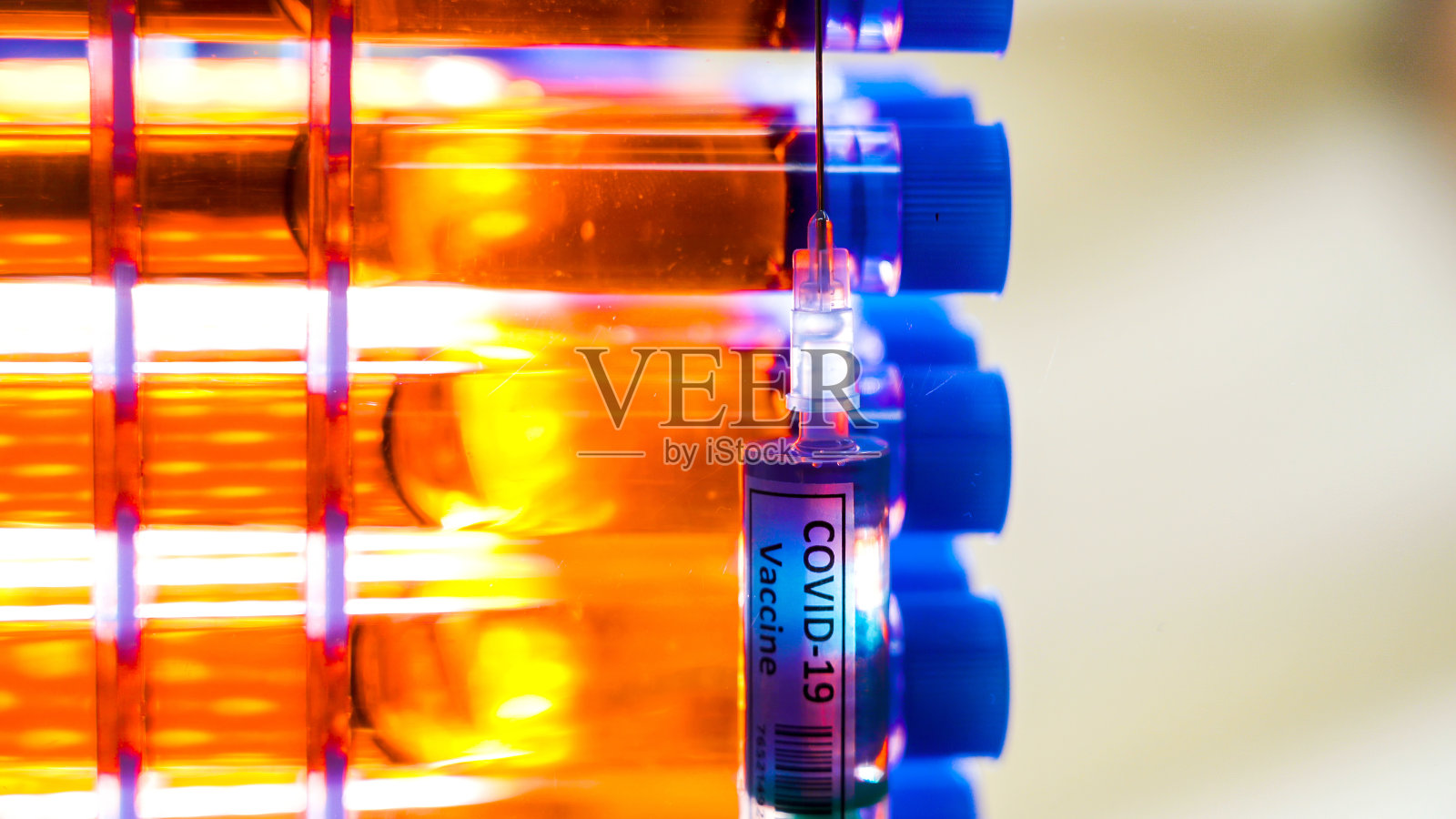 冠状病毒疫苗COVID-19管内橙色液体照片摄影图片