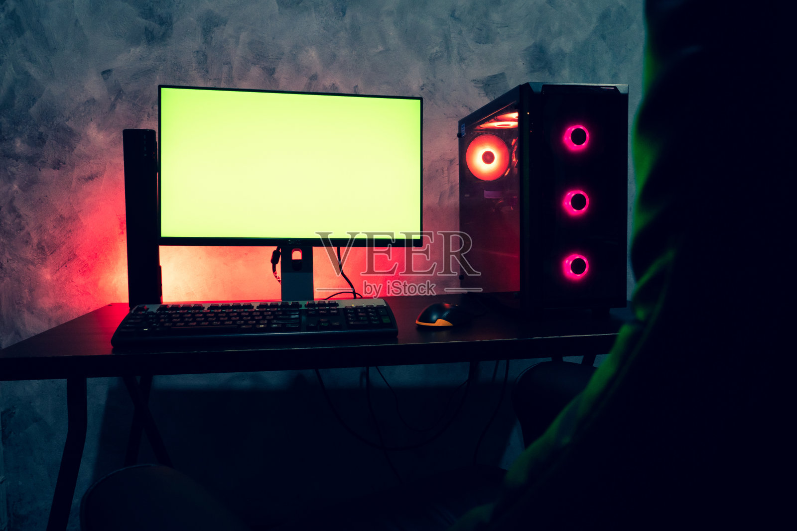 桌上一台空白屏幕的电脑。电子竞技的概念。照片摄影图片