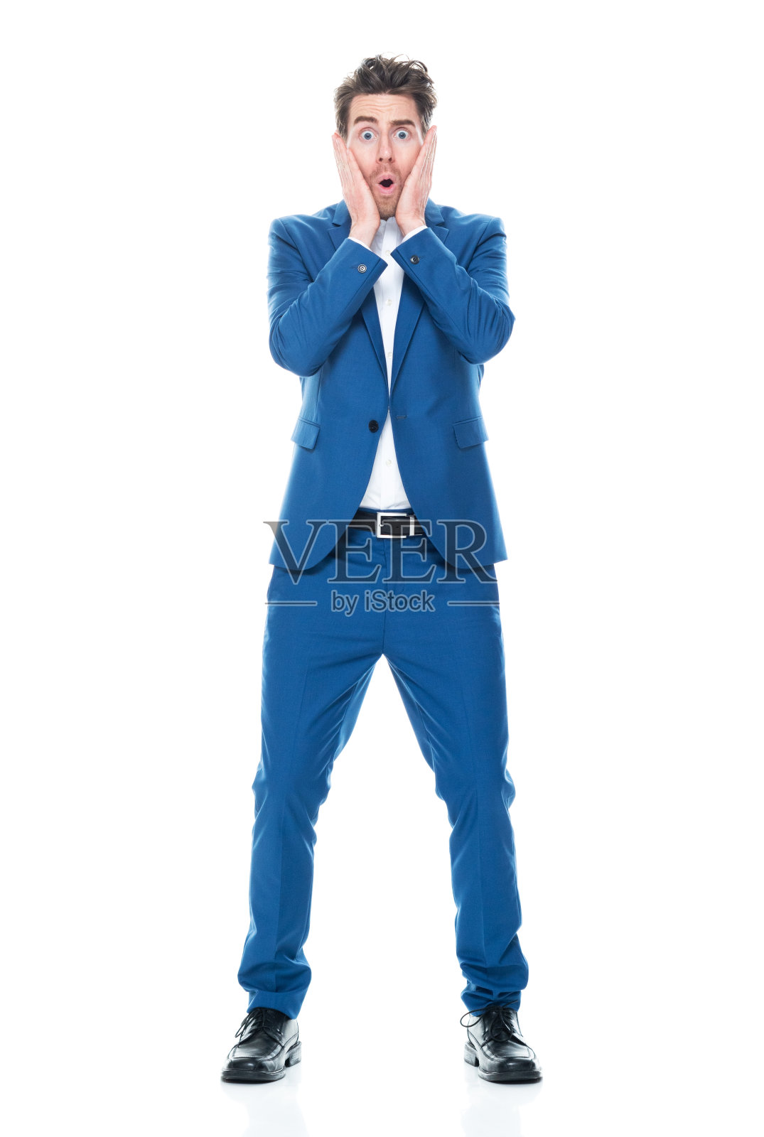 白人男性商人穿着夹克站在白色背景前照片摄影图片