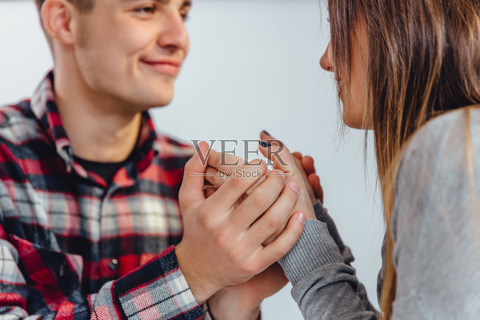 男性安慰悲伤女性的裁剪和模糊照片，他们在咖啡店喝咖啡，专注于他们握在一起的咖啡杯的手照片摄影图片