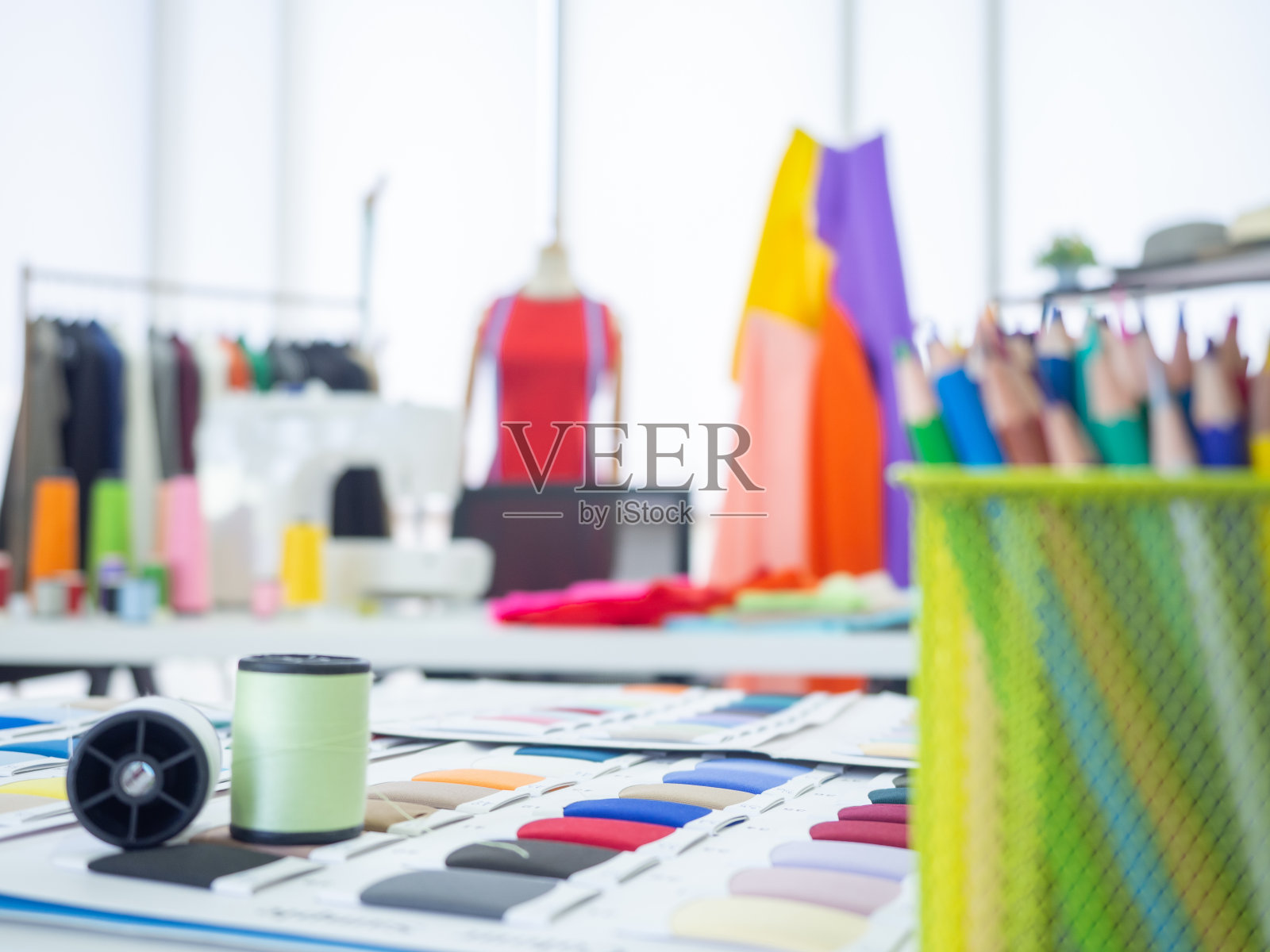 没有时装设计师、裁缝或裁缝的工作空间。coloerful制衣背景。照片摄影图片