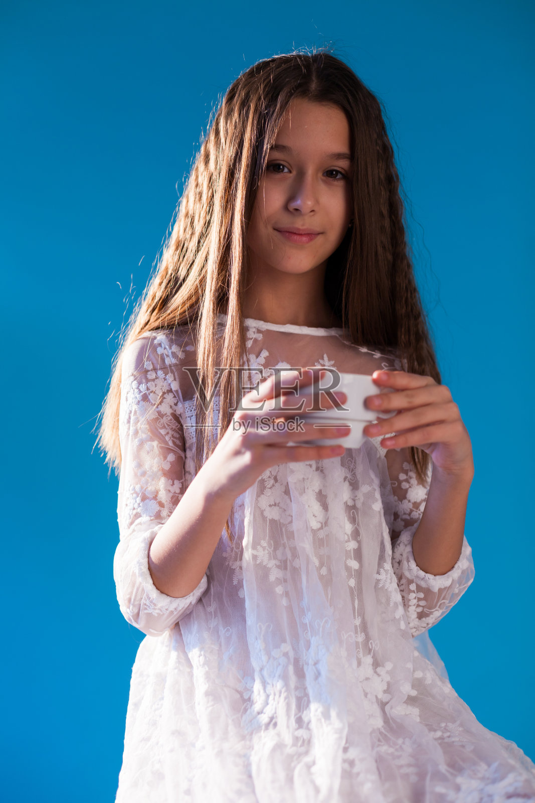 一个漂亮女孩的肖像，从杯子里喝水照片摄影图片