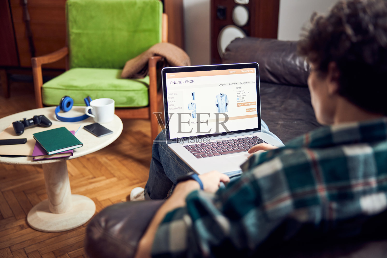 年轻人在网上买衬衫照片摄影图片