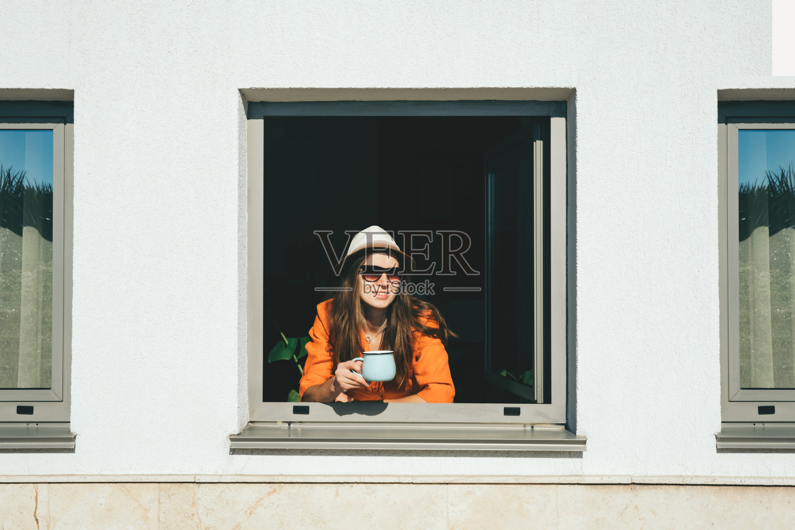 女人喝咖啡。照片摄影图片