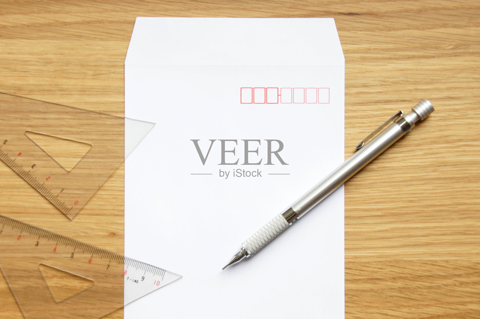 信封、钢笔和尺子放在书桌上照片摄影图片