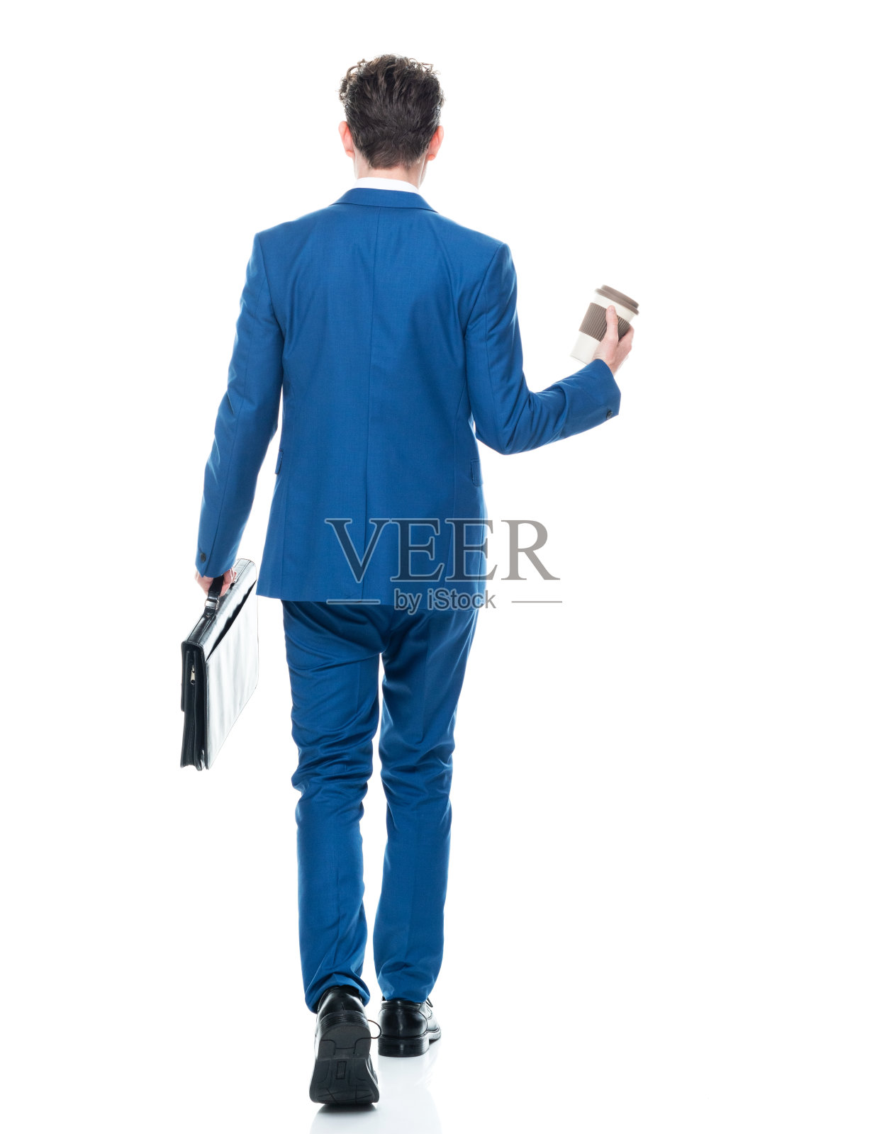 白人男性商人穿着衬衫拿着包走在白色背景前照片摄影图片