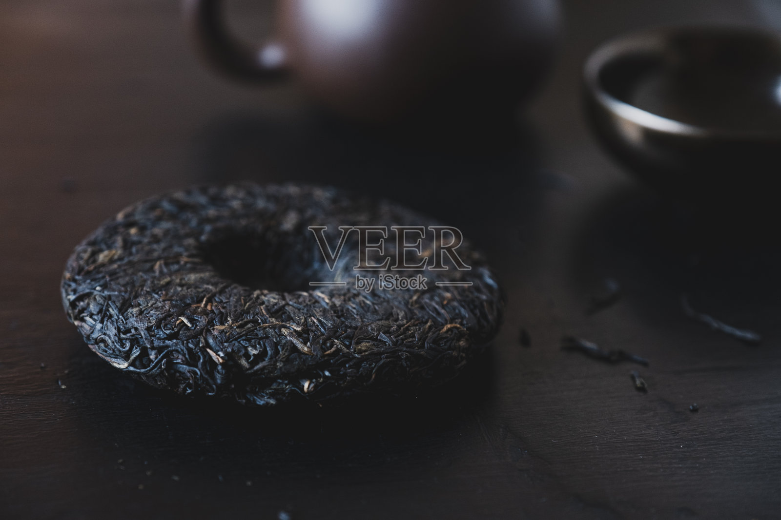 用于茶道的压紫普洱茶饼。照片摄影图片