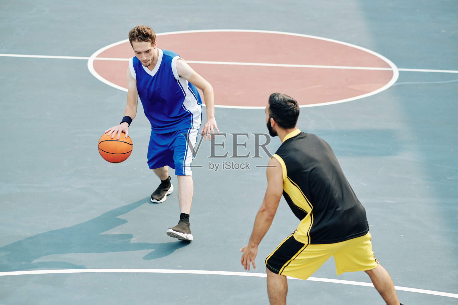 朋友打篮球照片摄影图片